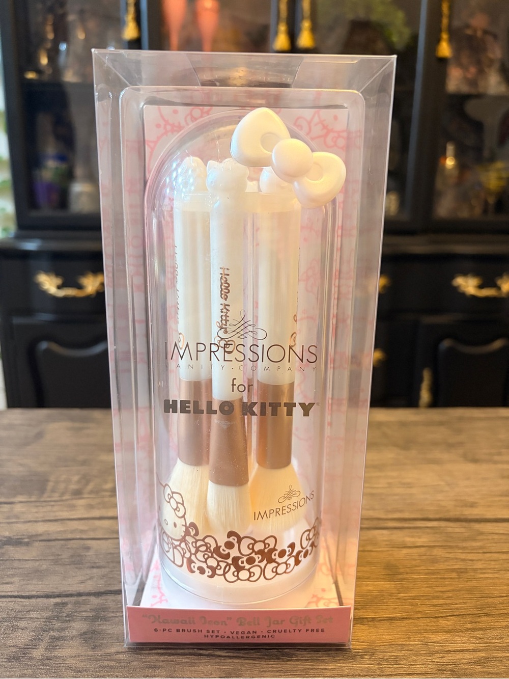 Hello Kitty® "Kawaii Icon" Bell
Jar 6-PC Brush Gift Set
